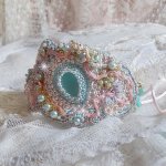 Bracciale in pizzo color menta Haute-Couture ricamato con cristalli Swarovski, perline di vetro bohémien, perline di semi e fiori in resina Lucite